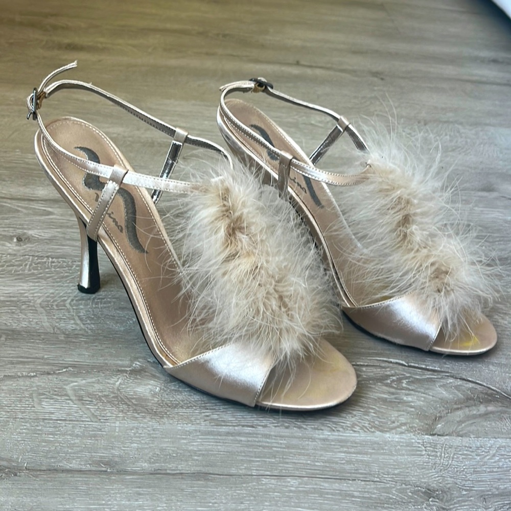 Nina Feathered T-Strap Satin Sandal 10M Formal/Party/Special Occasion